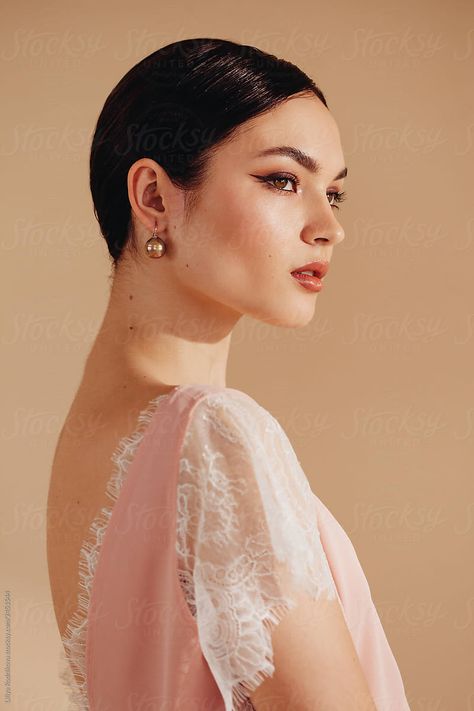 Side view fashion studio portrait of amazing young brunette woman wearing stylish lace clothes and looking away Side View Portrait, Side View Of Face, Woman Looking Down, Looking Over Shoulder, Charming Woman, Side Portrait, Portrait Of Woman, 얼굴 드로잉, Face Drawing Reference