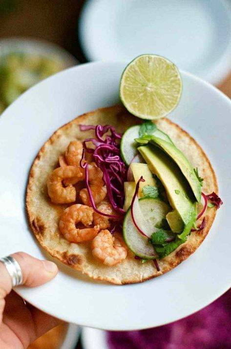 How to Fry Corn Tortillas for Tasty Soft Tacos is a classic way to cook corn tortillas. #corntortillas #howto #howtofrycorntortillas #tacos Fry Corn Tortillas, Fry Tortillas, Fry Corn, Lime Shrimp Tacos, Corn Tacos, Fried Corn Tortillas, Chili Lime Shrimp, Shrimp Taco Recipes, Crock Pot Dips