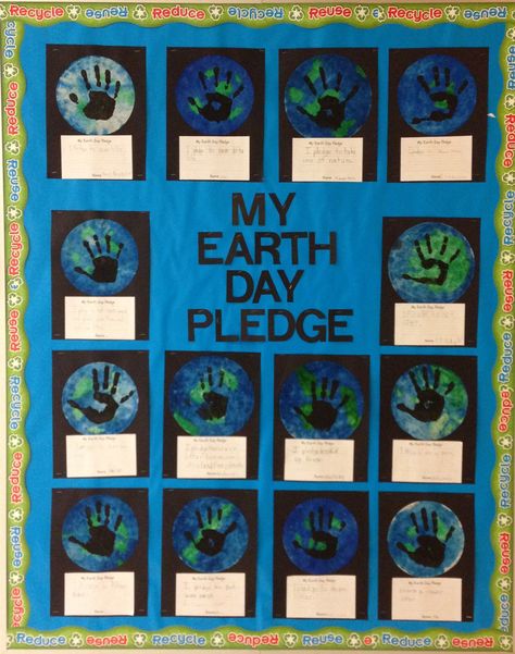 Earth Day Pledge Earth Day Elementary, Earth Day Pledge, Environmental Club, Year 1 Classroom, Kids Bulletin Boards, School Bulletin Board Ideas, Environment Projects, Spring Door Decoration, Earth Day Projects