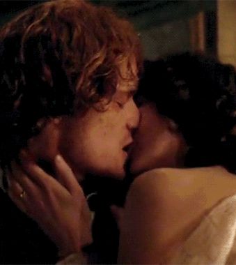 Sam Heughan Jamie And Claire Gif, World Kiss Day, Outlander Characters, Outlander Season 1, Jamie Fraser Sam Heughan, Outlander 3, Sam And Cait, Claire Fraser, Outlander Jamie