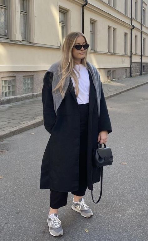 Street Style 2023 Curvy, Workwear Women Midsize, Sporty Plus Size Outfits Casual, Curvy Minimalist Outfit, Minimalist Curvy Fashion, Scandinavian Fashion Midsize, Scandinavian Plus Size Fashion, Minimal Plus Size Fashion, Midsize Street Style 2023