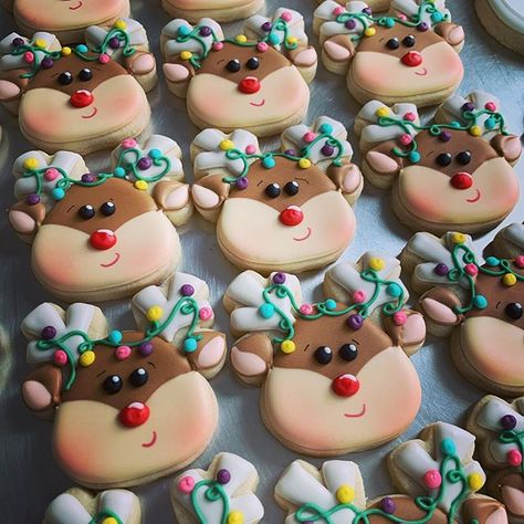 Reindeer Cookies Decorated, Christmas Reindeer Cookies, Flooding Cookies, Reindeer Cookies, Cookie Exchange Party, Christmas Cookie Exchange, Sweet Cupcakes, Holiday Cookie Recipes, Xmas Cookies