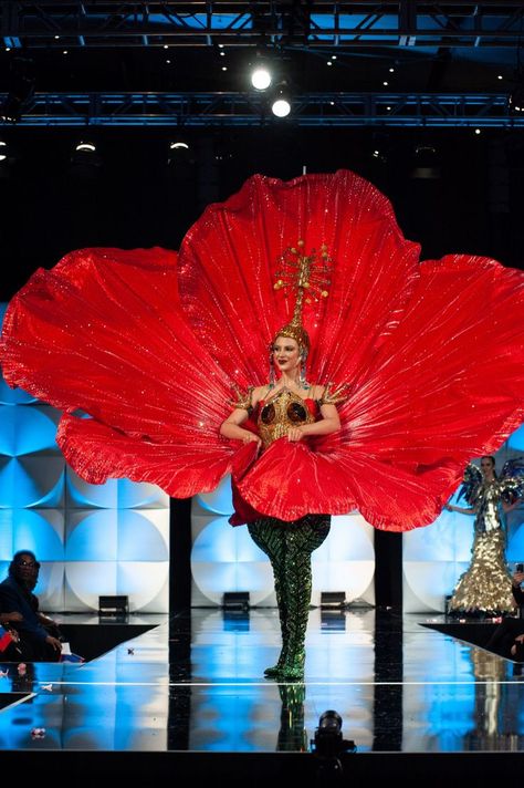 Miss Porto Rico 2019 (Madison Anderson Berríos) dans son costume traditionnel //08.… | Miss universe national costume, Miss universe costumes, World of wearable art 2023 Costume Ideas, Miss Universe Costumes, Miss Universe National Costume, World Of Wearable Art, Miss Puerto Rico, Flower Costume, Wedding Entrance Decor, Burlesque Costumes, Art Costume