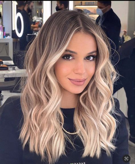 Blonde Hair With Roots, Rambut Brunette, Summer Blonde Hair, Blonde Hair Transformations, Ombre Hair Blonde, Dark Roots Blonde Hair, Balayage Blonde, Brown Hair Balayage, Blonde Hair Inspiration