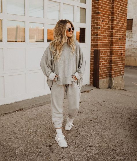 Ashtyn Bodensteiner on Instagram: “I would categorize 99% of my outfits as borderline acceptable to wear in public, but also absolutely capable of taking the fattest nap in.…” Ashtyn Bodensteiner, Fall Lounge Outfits, Cozy Lounge Outfits, Winter Comfy Outfits, Casual Lounge Outfits, Lounging Outfit, Chill Style, Lounge Outfits, Breastfeeding Clothes