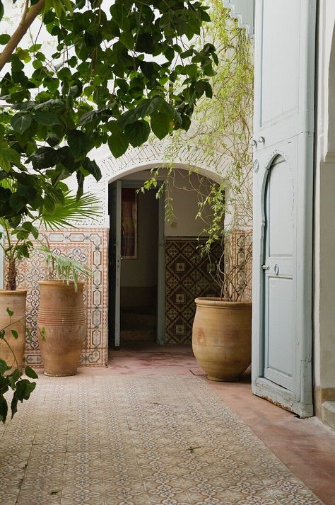 Terracotta Courtyard, Mosaic Courtyard, Moroccan Backyard, House With Plants, Pool Courtyard, Moroccan Courtyard, Moroccan House, Moroccan Houses, Garden Floor