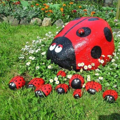 Spring Flower Arrangements Diy, Rock Art Ideas, Painted Garden Rocks, Ladybug Garden, Spring Flower Arrangements, Rock Garden Design, Garden Deco, Garden Yard Ideas, Spring Diy