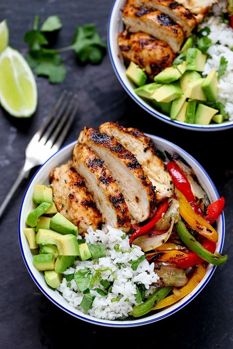 This is a must make again for sure!!!!!!! Juicy griddled Cajun chicken with charred veggies and coriander-lime rice –… Dinner Protein, Recipes Protein, Paleo Soup, Crock Pots, Prep Lunch, Resep Diet, Lime Rice, Recipes Chocolate, Cajun Chicken