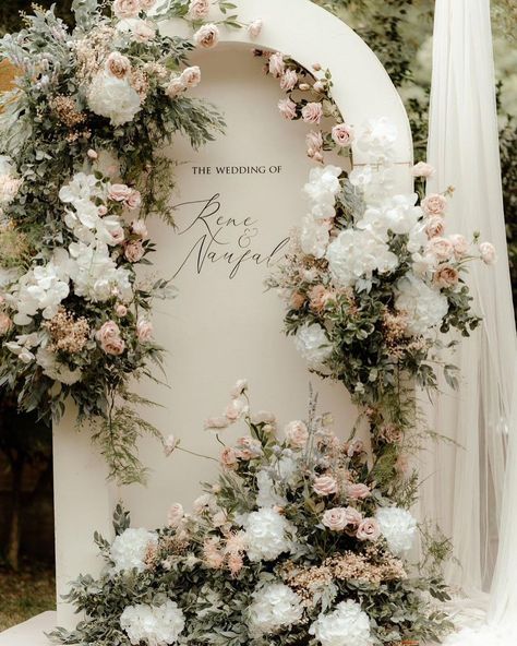 Pelamin Nikah, Hiasan Perkahwinan, Foto Pertunangan, Nikah Decor, Elegant Wedding Themes, Most Pinned, Wedding Background Decoration, Minimalist Wedding Decor, Wedding Entrance Decor