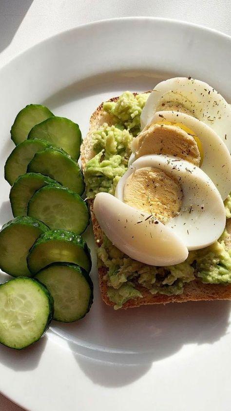 Toast With Avocado, Strawberry Cucumber, Healthy Toast, Healthy Plates, Healthy Plate, Food For Digestion, Healthy Food Inspiration, Fat Loss Foods, Pin Ideas