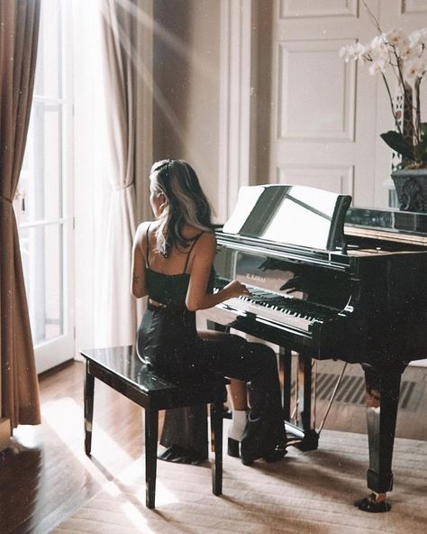 ᴘɪɴᴛᴇʀᴇsᴛ ⋆ ᴊᴏᴜɪʀxʙɪᴛᴄʜ Playing Piano Photography, Playing Piano And Singing, Piano And Singing, Piano Photoshoot, Singing Aesthetic, Piano Photography, Piano Pictures, Piano Photo, Piano Aesthetic