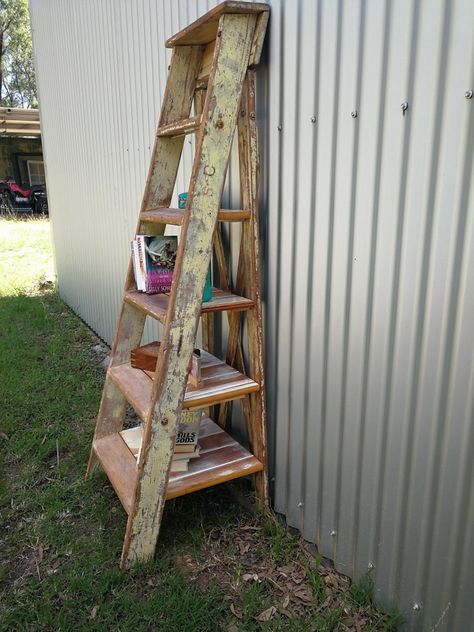 Wooden Ladder Upcycle, How To Use Old Wooden Ladders, Repurpose Wooden Step Ladder, Wooden Step Ladder Repurposed, Old Wooden Step Ladder Ideas, Vintage Ladder Shelf, Ladder Upcycle Ideas, Repurpose Old Ladder, Repurposed Wooden Ladder