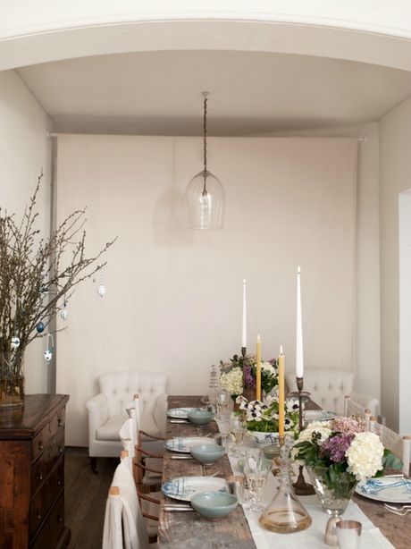 European Brunch, Townhouse Decor, Sunken Lounge, Brooklyn Townhouse, Easter Dinner Table, Bouquets Of Flowers, Dining Room Wallpaper, Spring Brunch, Easter Table Settings