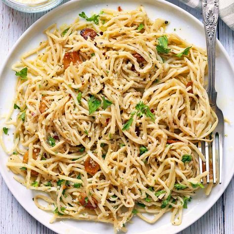 This easy 20-minute recipe for hearts of palm pasta with olive oil, garlic, and parmesan is surprisingly close to the real thing. Hearts Of Palm Pasta, Metabolic Diet Recipes, Heart Of Palm, Hearts Of Palm, Olive Oil Garlic, Healthy Recipes For Diabetics, Meatless Dinner, Low Carb Pasta, Keto Side Dishes