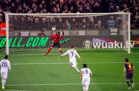 Soccer Penalty Kick, زين الدين زيدان, Penalty Kick, International Football, Irish Men, Frappe, Football League, History Books, The Head