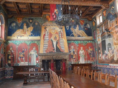 From the Castello di Amorosa in California. Long Banquet Table, Medieval Room, Medieval People, Medieval Banquet, Medieval Paintings, Medieval Architecture, Green Knight, Banquet Table, Set Design Theatre