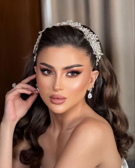 Dewy Bride Makeup, Makeup For Wedding Bride, Bridal Hairstyles With Headpiece, Walima Hairstyles, Bridal Glam Makeup, Rattan Wedding, Glam Bride Makeup, Bloom Wedding, Bridal Hair Down