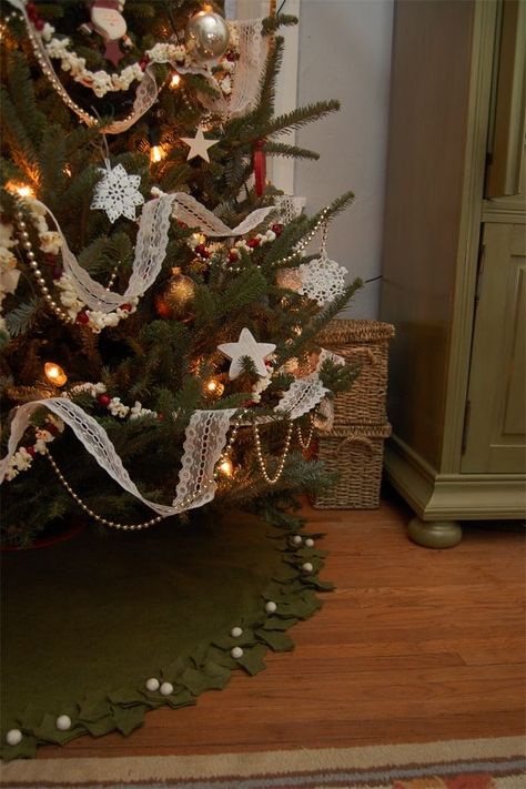 Diy Mistletoe, Diy Christmas Tree Garland, West Elm Inspired, Lace Christmas Tree, Diy Christmas Tree Skirt, Lace Garland, Garland Christmas Tree, Class Crafts, Elm Tree