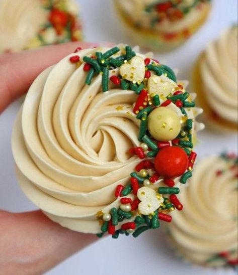 Cupcake Sprinkles Decoration, Christmas Cupcake Gift Box Ideas, Grinch Themed Cupcakes, Winter Cupcake Decorating Ideas, Christmas Theme Cupcakes, Christmas Merengue, Easy Christmas Cupcakes Decoration, Winter Cupcakes Decorating, Christmas Meringue Ideas