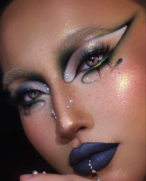 Expressive Makeup, Experimental Eye Makeup, Hard Makeup Looks, Halloween Glam Makeup, Snake Makeup, Futuristic Makeup Looks Future Fashion, Faerie Makeup, Editorial Makeup Looks Avant Garde, White Avant Garde Makeup