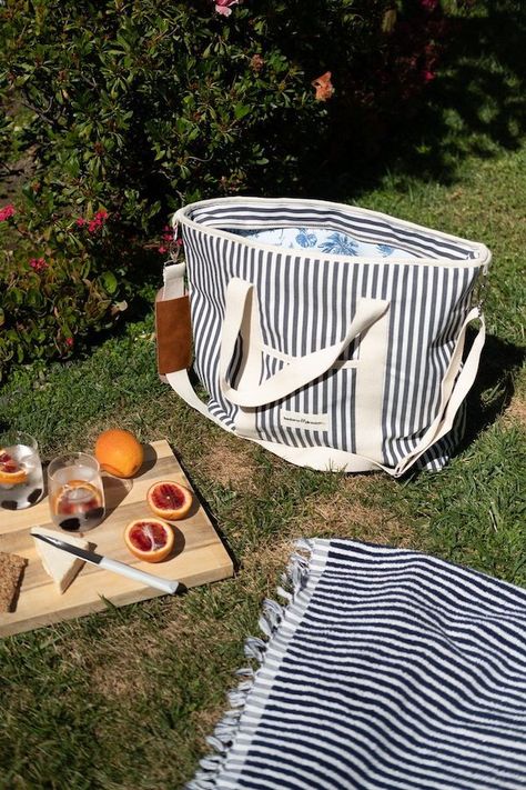 7 Sustainable Picnic Baskets & Coolers For Your Park Picnics Strand Pool, Picnic Tote, Cooler Tote Bag, Picnic Essentials, Cooler Tote, The Picnic, Beach Tent, Perfect Picnic, Picnic Set