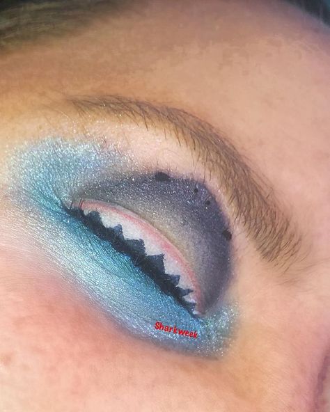 Shark Teeth Cosplay, Shark Halloween Makeup, Shark Eye Makeup, Shark Inspired Makeup, Shark Themed Acrylic Nails, Shark Makeup, Shark Costumes, Friends Mom, Surfs Up