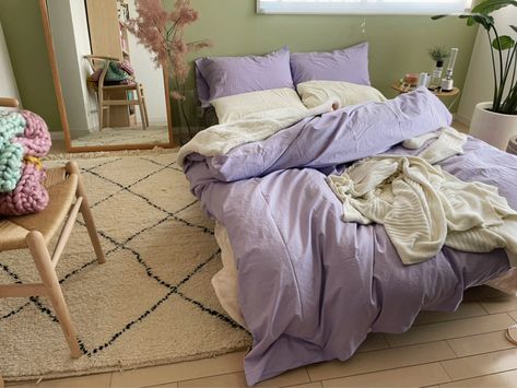 Lilac Bedding Aesthetic, Purple And Green Bedroom, Light Purple Bedroom, Lilac Bedroom Ideas, Purple Bed Sheets, Light Green Bedrooms, Lilac Room, Purple Room Aesthetic, Lilac Bedroom