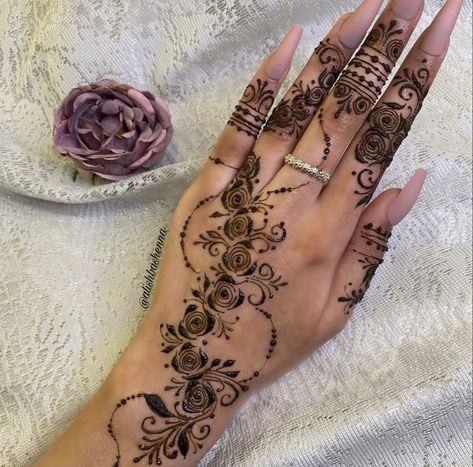 Cool Henna Designs, Henna Designs Back, Cute Henna Designs, Henna Nails, Henna Inspired Tattoos, Tato Henna, Finger Henna Designs, Henna Tattoo Hand, Henna Tattoo Designs Hand