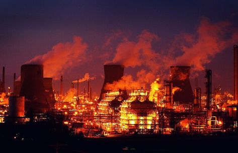 Scotland's only oil refinery to shut with hundreds of jobs at risk at Grangemouth — STV News Oil Refinery, Living Modern, Industrial Photography, Crude Oil, Earth From Space, Landscape Photos, On Fire, Seattle Skyline, Nature Photos