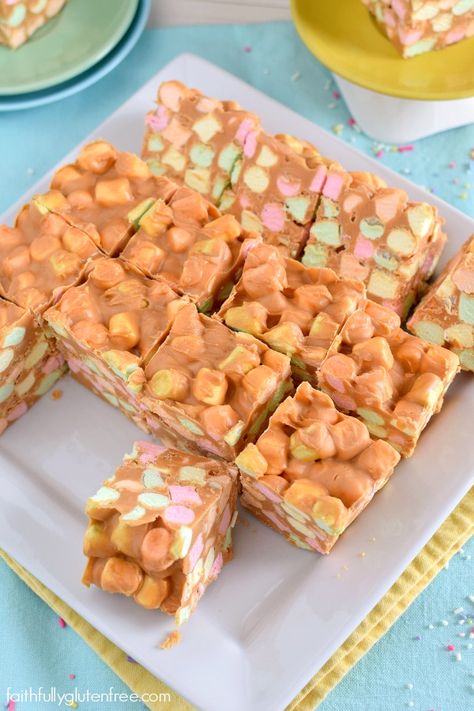 My Grandma used to make these Peanut Butter Confetti Squares every Easter! What a treat, and naturally gluten free too! Peanut Butter Marshmallow Bars, Confetti Squares, Peanut Butter Marshmallow Squares, Peanut Butter Squares, Fudge Dessert, Confetti Bars, Retro Desserts, Cookie Dough Bars, Peanut Butter Marshmallow