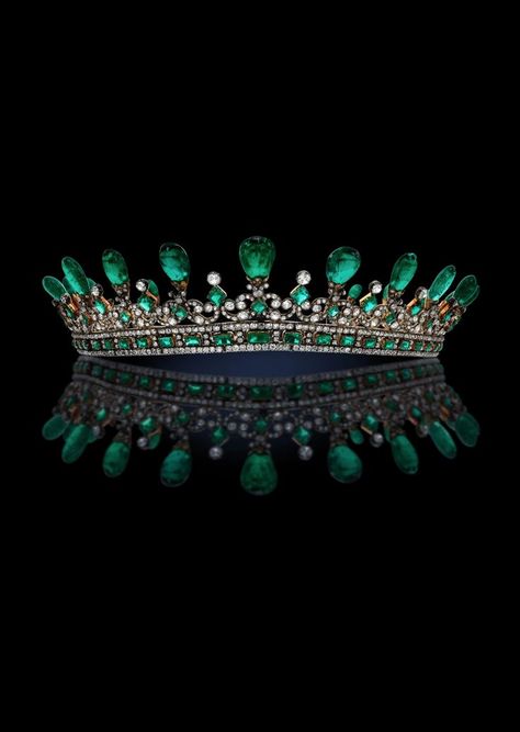 Queen Victoria, designed by Prince Albert and made by Joseph Kitching for a price of £1,150 Diamond Diadem, Emerald Crown, Emerald Jewelry Set, British Crown Jewels, Princess Alexandra, Diamond Tiara, Antique Collectors, Prince Albert, Crown Jewels