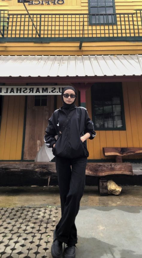 Outfit For Field Trip, Hiking Hijab Outfit, Outfit Hiking Hijab, Black Outfit Hijab Casual, Sporty Hijab Outfit, Nature Fits, Black Outfit Hijab, Outfit Outer, Outfit Ngampus