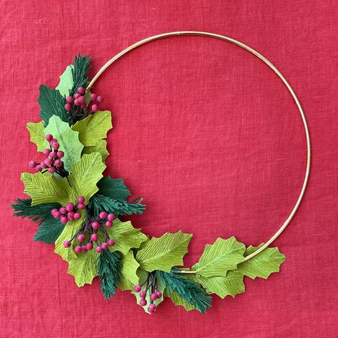 VIDEO: Crepe Paper Holly Berry Wreath Crepe Paper Wreath, Crepe Paper Christmas Decorations, Paper Wreath Diy Christmas, Crepe Paper Christmas, Paper Diy Christmas, Crepe Paper Decorations, Holly Berry Wreath, Christmas Flower Decorations, Poinsettia Plant