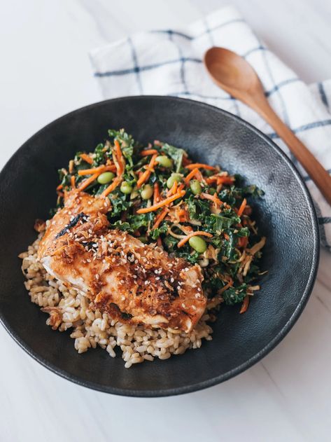 Salmon Nourish Bowl, Chloe Ting Recipes, Salmon Brown Rice, Nourish Bowl, Miso Salmon, Menu Sarapan Sehat, Chloe Ting, Shabbat Dinner, Sesame Dressing