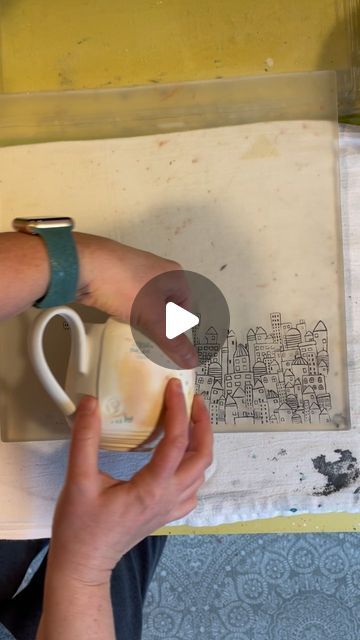 Stencil Ceramics, Drawing On Pottery, Underglaze Drawing, Screen Printing Ceramics, Underglaze Painting On Pottery, Printed Ceramics, Ceramic Videos, Mud Art, Clay Recipes