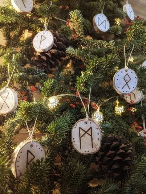 Tumblr Pagan Christmas Decorations, Pagan Yule Decorations, Pagan Christmas Tree, Norse Decor, Alt Christmas, Grimoire Inspiration, Yule Ideas, Pagan Tree, Yule Ornaments