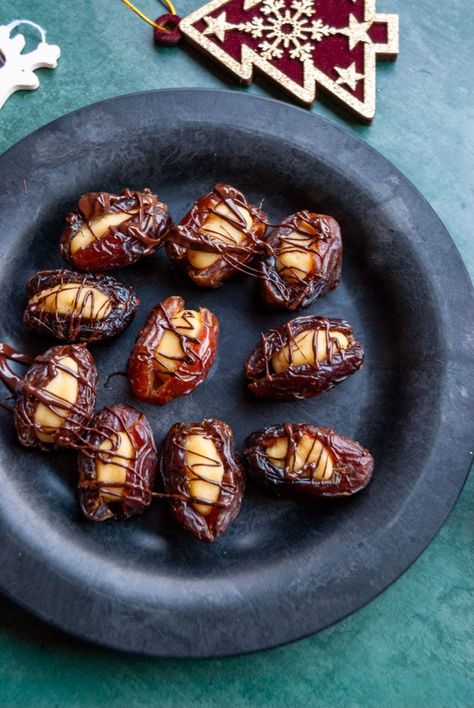 Marzipan stuffed dates Marzipan Stuffed Dates, Marzipan Desserts, Marzipan Recipes, Rum Truffles, Marzipan Recipe, Stuffed Dates, Snack Platter, Date Recipes, Release Party