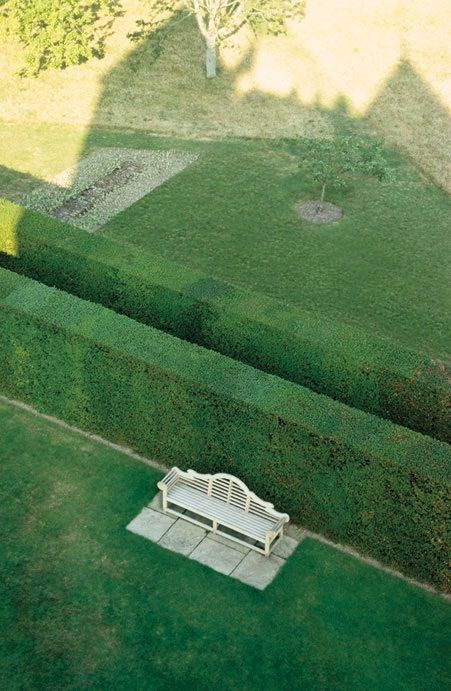 Lutyens Bench, Sissinghurst Castle, Edwin Lutyens, Kent England, California Garden, Easy Landscaping, Castle Garden, Traditional Landscape, Landscaping Tips