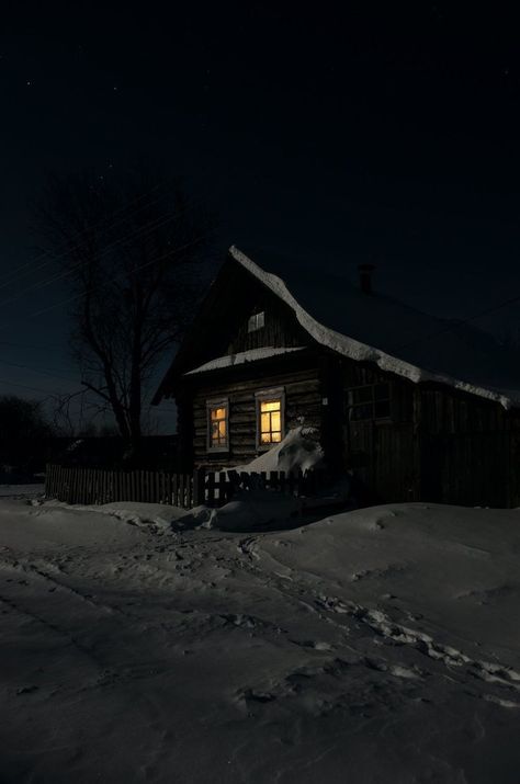 Luminal Space, Beautiful Winter Pictures, Snowy Cabin, Snow Night, Dark Christmas, Winter Cabin, A Cabin, Winter Scenery, Night Scene