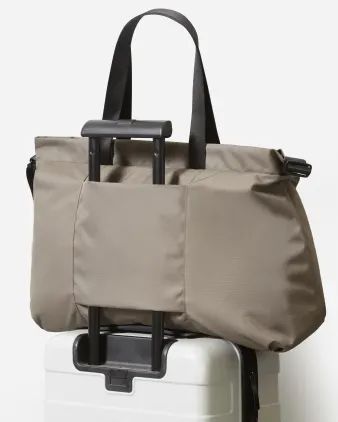 Men's Accessories - Hats, Bags, Scarves & More | Everlane Mens Weekender Bag, Work Travel Bag, Mens Weekend Bag, Carryon Bag, Chic Purses, Luggage Straps, Simple Bags, Luggage Accessories, Garment Bags