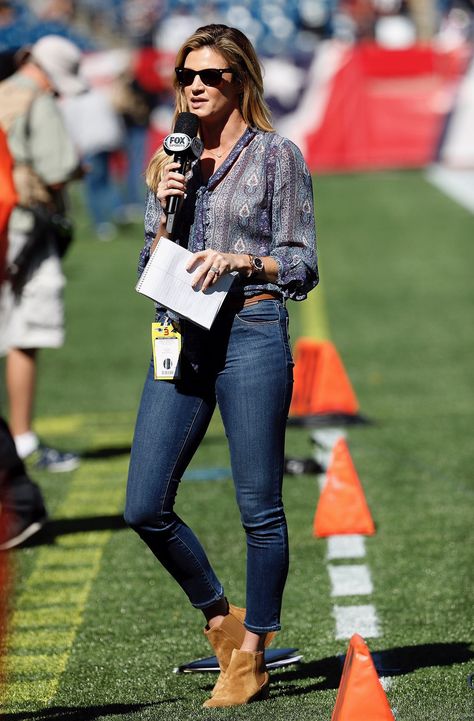 Erin Andrews' NFL Style Diary featuring PAIGE Erin Andrews, Football Game Outfit, Stylish Eve, Thanksgiving Outfit, Headband Styles, Todays Outfit, Beauty Style, Gaming Clothes, Professional Outfits