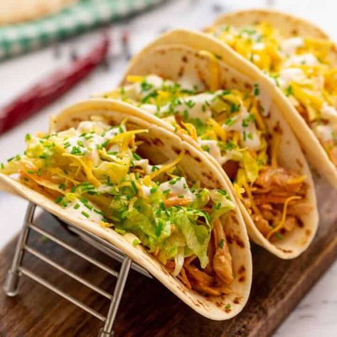 Add a spicy kick to taco night with these easy Buffalo Chicken Tacos! Made with perfectly seasoned Buffalo Chicken, crisp lettuce, and creamy ranch dressing, these tacos are an easy 15-minute dinner your family will love! Low Calorie Taco Bell, 15 Minute Meals Dinners, Wings Recipe Baked, Buffalo Chicken Tacos, Healthy Fast Food, Taco Bell Recipes, 30 Minute Meals Healthy, Easy Taco Recipes, Easy Buffalo Chicken