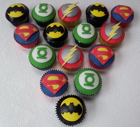 Cupcakes! - Justice League Hero cupcakes Justice League Cupcakes, Justice League Cake, Justice League Birthday Party, Justice League Party, Justice League Logo, Comic Party, Logo Cake, Super Hero Party, Batman Birthday