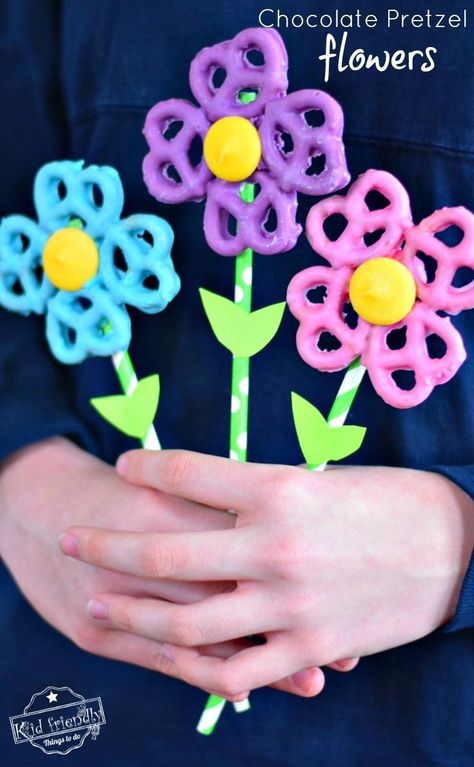 Learn How to Make a Colorful Chocolate Covered Pretzel Flower with candy melts for spring, summer, or Mother's Day. What a sweet DIY gift idea for mom! It's such a fun and easy food treat or summer dessert. www.kidfriendlythingstodo.com #chocolatepretzeltreat #chocolatepretzelbite #mothersdaytreat #mothersdayidea #springtreat #foodcraft #summerfoodtreat #chocolatecoveredpretzel #easymothersdayidea #easyspringtreat #colorfulfoodtreat #colorfulchocolatepretzeltreat #summerdessert #springdessert Chocolate Pretzel Flowers, Chocolate Covered Pretzel Bouquet, Pretzel Bouquet, Pretzel Flowers, Spring Food Crafts, Easy Spring Treats, Pretzel Candy, Chocolate Covered Pretzels Recipe, Pretzel Recipe