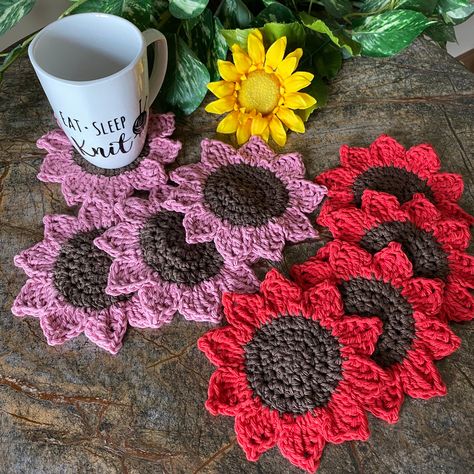 Crocheted Sunflower, Sunflower Coasters, Flower Coasters, Coffee Home, Tea Party Setting, Gift Crochet, Coffee Coasters, Diy Coasters, Square Crochet