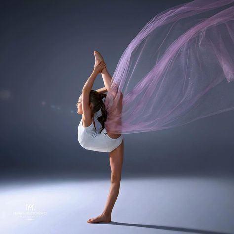 Gymnastic Photoshoot, Gym Photoshoot, Dance Logo, Dance Picture Poses, Dance Photo Shoot, Studio Photoshoot Ideas, Ballet Jazz, Dance Photography Poses, Gymnastics Poses