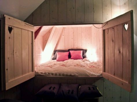 Hole in the wall bed Barn Bedrooms, Gold Room, Hidden Bed, Small Bedroom Designs, Yellow House, Dekorasi Kamar Tidur, Secret Rooms, Teenage Bedroom, Cool Beds