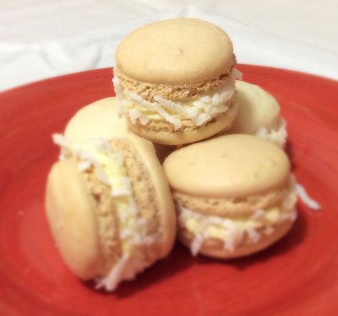 Piña Colada macarons (Italian style) These macarons have a light touch of coconut in the shells and the filling has sweet pineapple studded through it, with distinct coconut and rum flavours that a… Macaron Filling, Macaroon Recipes, Macaron Recipe, Types Of Cakes, Light Touch, Shredded Coconut, Cookie Desserts, Pina Colada, Macaroons