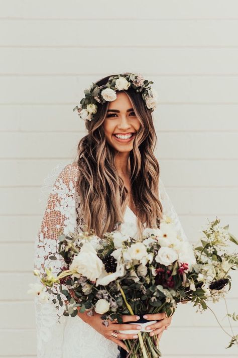 Hair Color Ideas Summer, Trendy Hair Color Ideas, Summer Hair Color Ideas, Flower Crown Bride, Flower Crown Hairstyle, Boho Wedding Hair, Bridal Flower Crown, Flower Crown Wedding, Wedding Hair Flowers