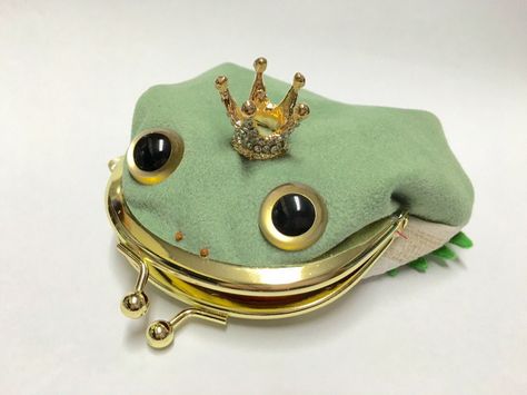 Froggie purse Kakashi Sakura, Sakura Sasuke, Dead Hand, Frog Prince, Frog And Toad, Cute Frogs, Sasuke Uchiha, Toad, Fanfiction